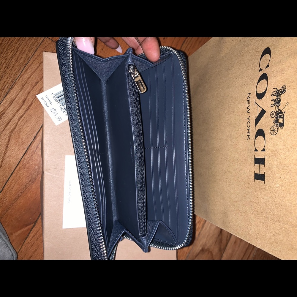 NEW Coach Wallet - Picture 5 of 8
